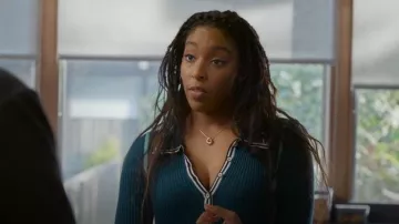 Collier monogramme à lettres bulles Anthropologie porté par Gaby (Jessica Williams) dans l'épisode Shrinking (S03E05).