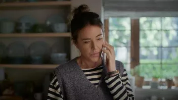 Chaleco de peluche de Vince Donegal usado por Liz (Christa Miller) como se ve en Shrinking (temporada 3, episodio 5)