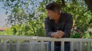 Camisa abotonada de alto rendimiento a cuadros Madras de Polo Ralph Lauren, usada por Derek (Ted McGinley), como se ve en Shrinking (temporada 3, episodio 5).