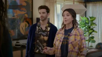 Camiseta de Mother Goodie que usa Liz (Christa Miller) como se ve en Shrinking (temporada 3, episodio 5)