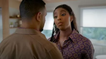 Breloque petit cœur en or et émail Sydney Evans portée par Gaby (Jessica Williams) dans l'épisode « Shrinking » (S03E05).
