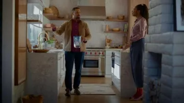 Chaussettes scintillantes Ines de Swedish Stockings portées par Gaby (Jessica Williams) dans l'épisode « Shrinking » (S03E05).