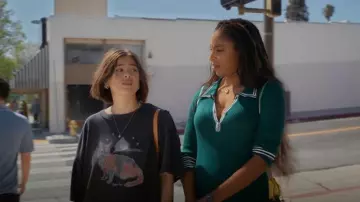 Jenny Lemons Large Taco Hair Claw Clip worn by Gaby (Jessica Williams) as seen in Shrinking(S03E05)