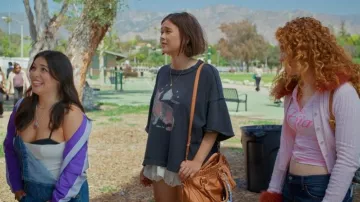 Sac hobo Miu Miu Wander atelassé en cuir nappa porté par Alice (Lukita Maxwell) dans l'épisode « Shrinking » (S03E05).