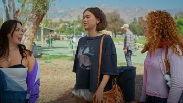 Breloque « Poème du muguet » de Catbird Jewelry portée par Alice (Lukita Maxwell) dans l'épisode « Shrinking » (S03E05).