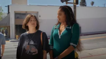 Boucles d'oreilles Mondo Mondo Juju Pearl portées par Alice (Lukita Maxwell) dans l'épisode « Shrinking » (S03E05).