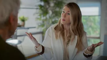 Veste Pascual en coton biologique Doên portée par Megan (Lily Rabe) dans l'épisode Shrinking (S03E05).