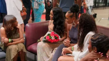 Boucles d'oreilles pendantes texturées ornées de cristaux Mango portées par la comtesse Metcalfe dans l'épisode « Mariée à la médecine » (S12E11).