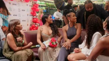 Robe dos nu brodée Herve Leger x Law Roach Ribbon portée par la comtesse Metcalfe dans l'épisode « Married to Medicine » (S12E11)