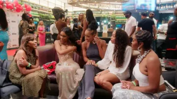 Haut court en jersey Ponte orné de détails, porté par Lateasha Lunceford dans l'épisode « Married to Medicine » (S12E11).