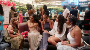 Jean cargo ample à effet métallisé Time To Shine porté par Lateasha Lunceford dans l'épisode « Married to Medicine » (S12E11)