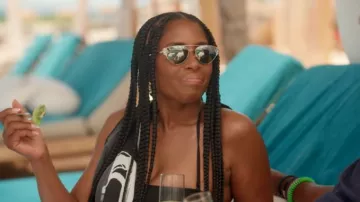 Montre Versace 2195B 1000/6G argent portée par le Dr Simone Whitmore dans l'épisode « Married to Medicine » (S12E11).