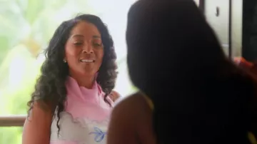 Ensemble Roschic Amalfi Coast Satin Unique Print Scarf Top et Elastic Waist Pocket Loose Shorts porté par Toya Bush-Harris dans l'épisode Married to Medicine (S12E11)