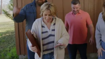 Pull à col pression style RD porté par Erin Napier dans l'épisode « Home Town » (S10E07).