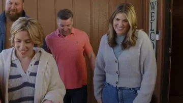 Gilet American Eagle AE77 Sparkle Shaker Stitch porté par Katie dans l'épisode « Home Town » (S10E07).