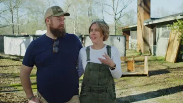 Camiseta Nova de Free People usada por Erin Napier en Home Town (temporada 10, episodio 7)