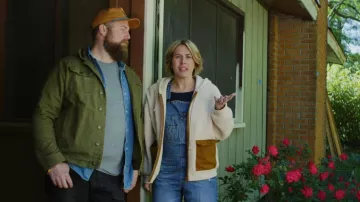 Chaqueta polar con capucha y cremallera Madewell Resourced, usada por Erin Napier en Home Town (temporada 10, episodio 7)