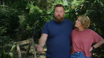 Camiseta de bolsillo Superdry Organic Cotton Studios, usada por Erin Napier en Home Town (T10E07)