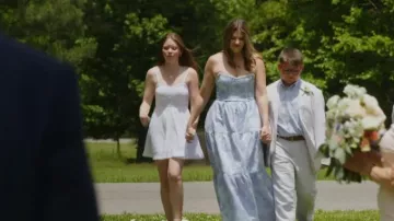 Robe mini à œillets Emersyn d'Altar'd State portée par Kaite dans l'épisode Home Town (S10E07)