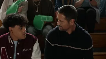 Pull à capuche rayé Armani porté par David (JR Ramirez) dans l'épisode « It's Not Like That » (S01E06).