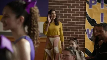 Jupe midi plissée géométrique Zara portée par Grace Colasanti (Felisha Terrell) dans l'épisode « It's Not Like That » (S01E06).