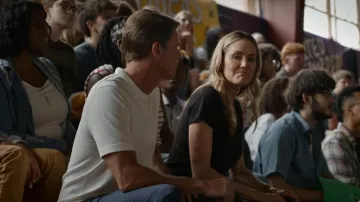 T-shirt Madewell pour femme, col en V, dégradé doux, porté par Lori (Erinn Hayes) dans l'épisode « It's Not Like That » (S01E06).