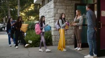 Baskets Adidas Samba portées par Lori (Erinn Hayes) dans l'épisode « It's Not Like That » (S01E06).