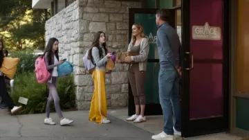 Le pantalon en maille Freya de la série Upside Dunes, porté par Penelope (Cassidy Paul) dans l'épisode « It's Not Like That » (S01E06).