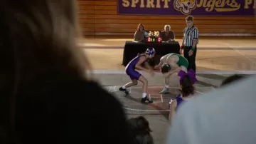 Chaussures Adidas Pro Model portées par Casey (Liv Lindell) dans l'épisode « It's Not Like That » (S01E06).