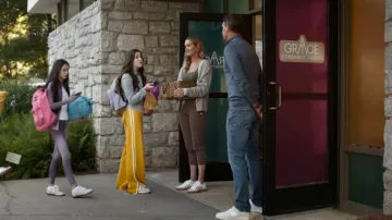 Pantalon de survêtement vert Vuori en tissu extensible performant, porté par Lori (Erinn Hayes) dans l'épisode « It's Not Like That » (S01E06).