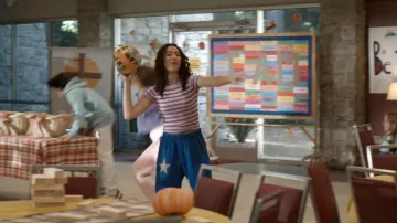 Les étoiles en forme de moulinet Lauren Moshi Chantria Color portées par Casey (Liv Lindell) dans l'épisode « It's Not Like That » (S01E06).