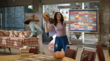 T-shirt Urban Outfitters BDG Too Perfect porté par Casey (Liv Lindell) dans l'épisode « It's Not Like That » (S01E06).