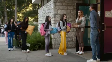 Pantalon Lululemon Align taille haute 25" Aurora Haze Purple Multi porté par Dakota (Michaela Russell) dans l'épisode « It's Not Like That » (S01E06).