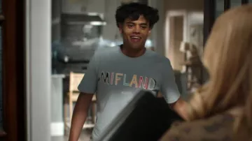 T-shirt artistique Mifland Mifland porté par Merritt (Caleb Baumann) dans l'épisode « It's Not Like That » (S01E06).