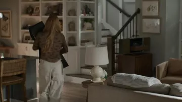 Jean Free People We The Free Moxie Pull On Barrel porté par Flora (Leven Miranda) dans l'épisode « It's Not Like That » (S01E06).