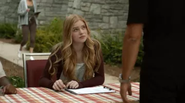 Haut court à manches longues et col rond Free People porté par Flora (Leven Miranda) dans l'épisode « It's Not Like That » (S01E06).