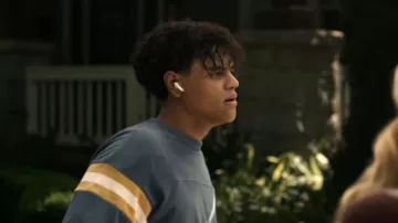 T-shirt Gap Heavyweight Football Style porté par Merritt (Caleb Baumann) dans l'épisode « It's Not Like That » (S01E06).