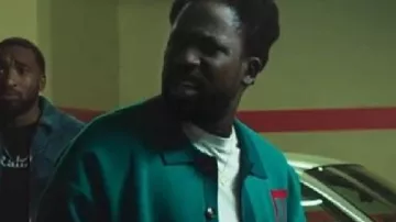 Dreaming Whilst Black S02 Chaqueta verde Adjani Salmon usada por Kwabena (Adjani Salmon) como se ve en Dreaming Whilst Black