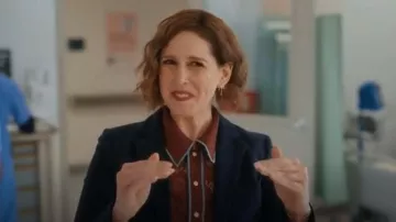 Blusa de encaje de chocolate n.° 6 de Anaise, usada por Sibby Wilson (Vanessa Bayer), como se ve en Scrubs (temporada 1, episodio 1)
