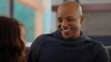 Sweat à capuche Lululemon Ease The Day porté par Christopher Turk (Donald Faison) dans l'épisode Scrubs (S01E01).