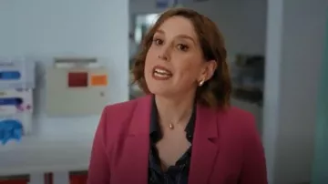 Boucles d'oreilles pendantes Petra Mini d'Anthropologie, portées par Sibby Wilson (Vanessa Bayer) dans Scrubs (S01E01)