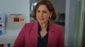 Collier pendentif Petra Mini d'Anthropologie porté par Sibby Wilson (Vanessa Bayer) dans Scrubs (S01E01)