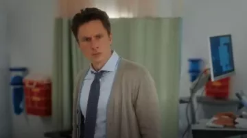 Gilet Zara à bordures contrastées porté par John 'JD' Dorian (Zach Braff) dans Scrubs (S01E01)