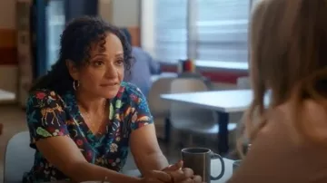 Blusa médica con cuello en V y estampado Cherokee Jungle Jive, usada por Carla Espinosa (Judy Reyes), como se ve en Uniformes médicos (temporada 1, episodio 1)