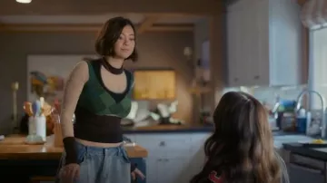 Jersey de patchwork regenerado de Marine Serre usado por Alice (Lukita Maxwell) como se ve en Shrinking (temporada 3, episodio 5)