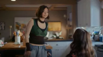 Le pantalon en denim contrasté Hayla de Frankie Shop porté par Alice (Lukita Maxwell) dans l'épisode « Shrinking » (S03E05).