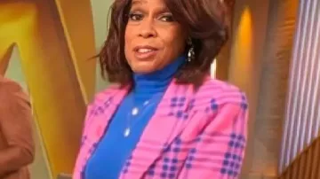 Gayle King en CBS Mornings Blazer a cuadros rosa y azul de Gayle King en CBS Mornings