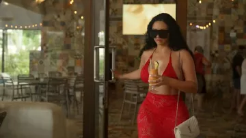 Cartera con cadena tipo sobre Cassandre de Saint Laurent, usada por Sophie Sierra en 90 días: La vida de soltera (temporada 5, episodio 2)