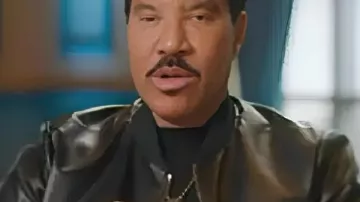 Chaqueta bomber de cuero Lionel Richie S24 de American Idol usada por Lionel Richie en American Idol