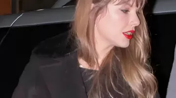 Manteau portefeuille à col en peau lainée de Taylor Swift à New York en 2026 (extrait de la compilation « The Best of Taylor Swift 2026 » ✨ | Compilation complète de l'album (playlist officielle))